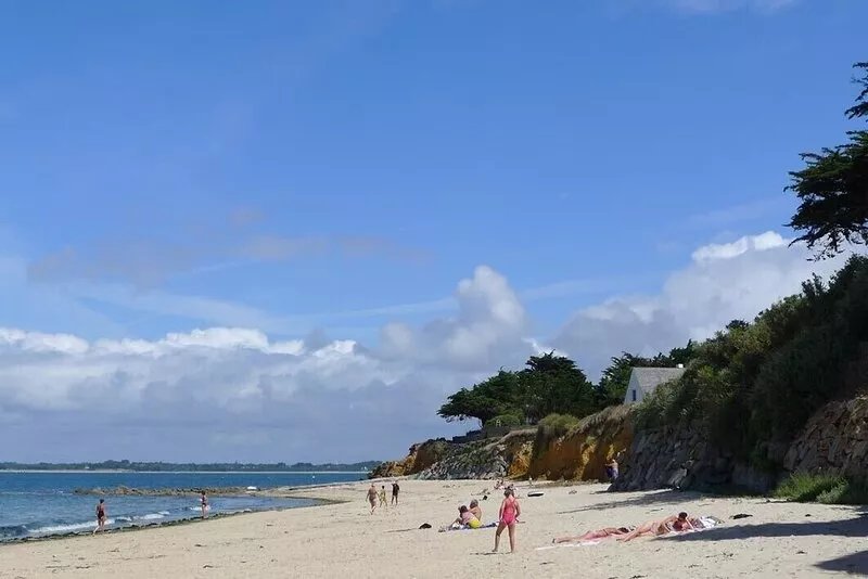 Small seaside house, bright, very quiet, very large garden, Quimiac