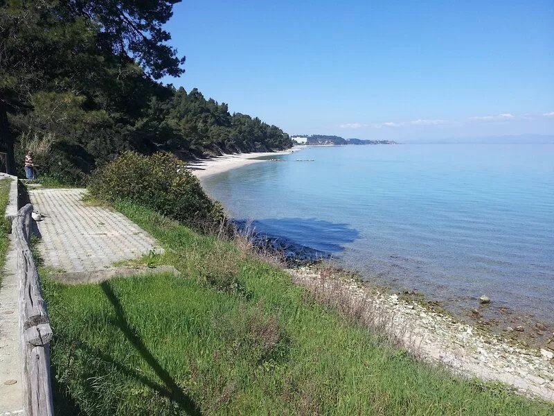 Cool apartment with Long Sandy beaches just 6min drive. Free Wi Fi and Smart TV.