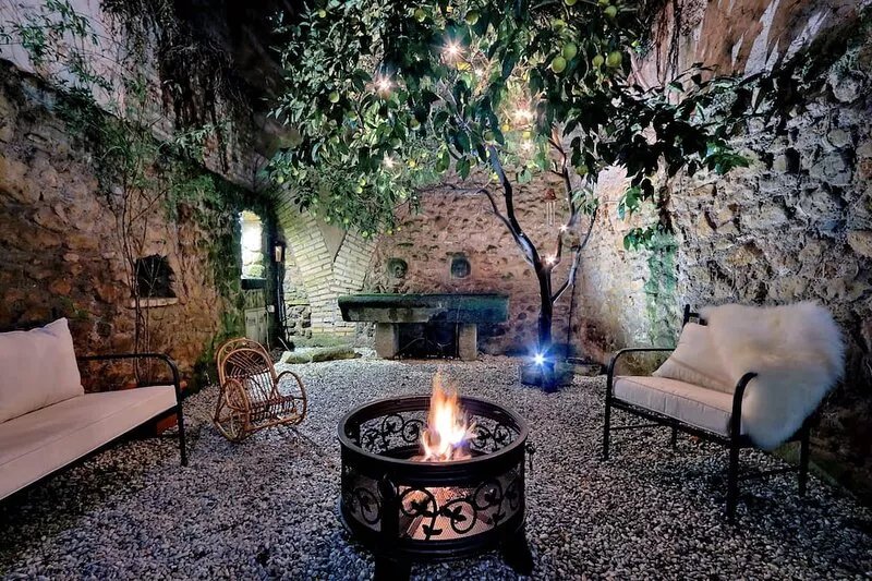 Characteristic apartment with garden for 6 in the heart of Trastevere