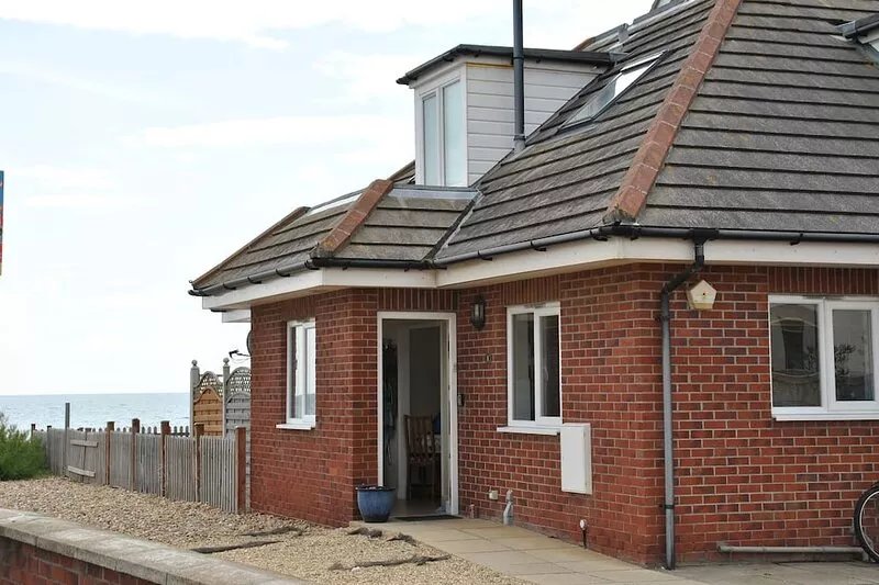 A Modern Stylish House Designed To Fully Enjoy Its Wonderful Seafront Position