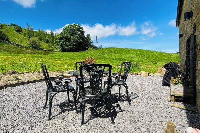 Large, cozy detached 1st floor flat with far reaching views, ideally located