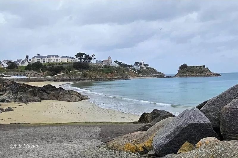 Apartment on the ground floor in a residence with secure parking near the sea