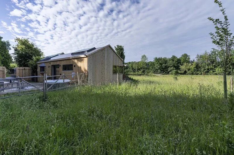 Wildlife Cottage nr Bosham, West Sussex with Private Hot Tub