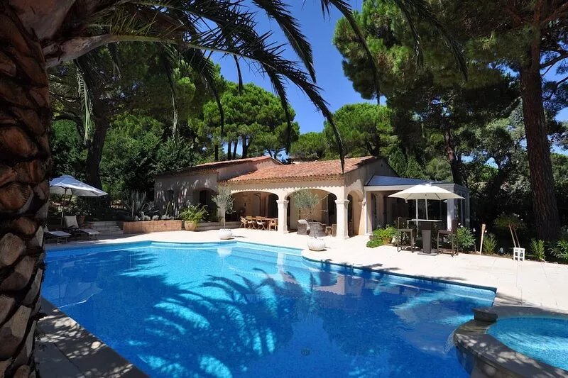 Gassin, 6 km from St Tropez, exceptional villa for 8 people