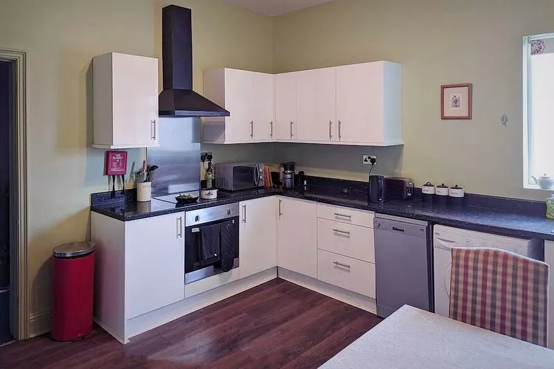 Superking beds, spacious and comfortable first floor apartment near town centre