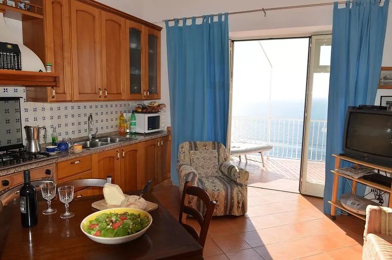 Bright and spacious apartment where you can enjoy peace and beautiful sea views