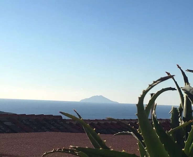 ELBA: Spectacular view of Montecristo, exclusive, central & calm
