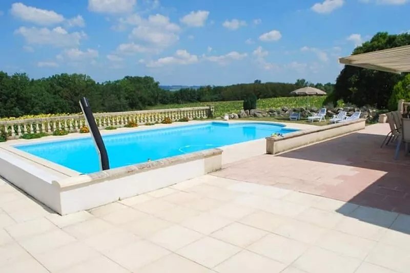 Large, completely renovated country house with swimming pool