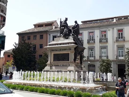 Monumento a Isabel la Catolica y Cristobal Colon
