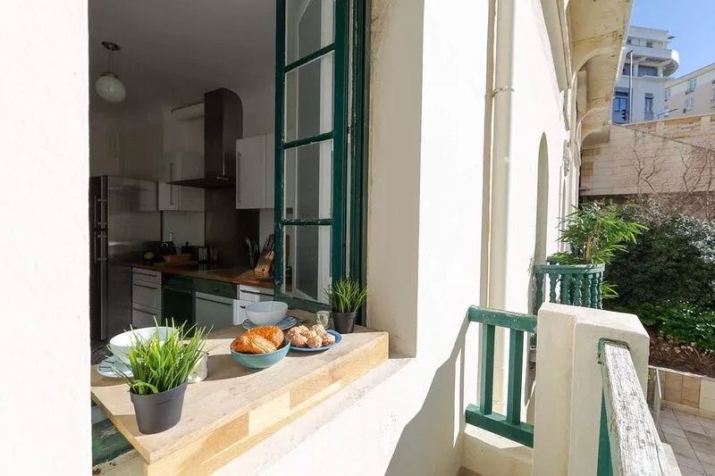 Beautiful bourgeois apartment in downtown Biarritz