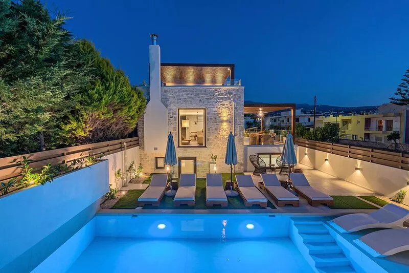 100m from the beach, hot tub, ping pong, sauna, gym & private sun beds!