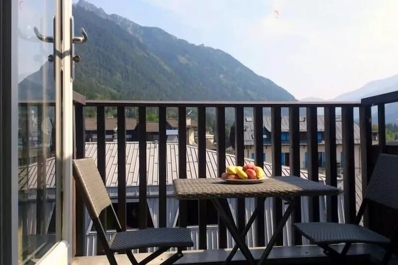 Exceptional location at the foot of the slopes, mint condition, garage, ski room