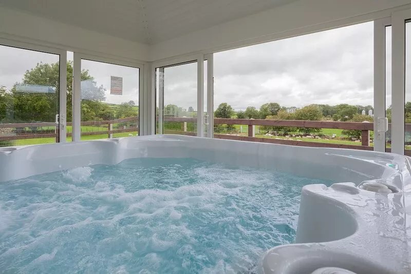 Escape to the Country - Beautiful mountain views & private hot tub