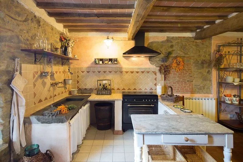 Stone house with 4 double bedrooms and kitchen with fireplace