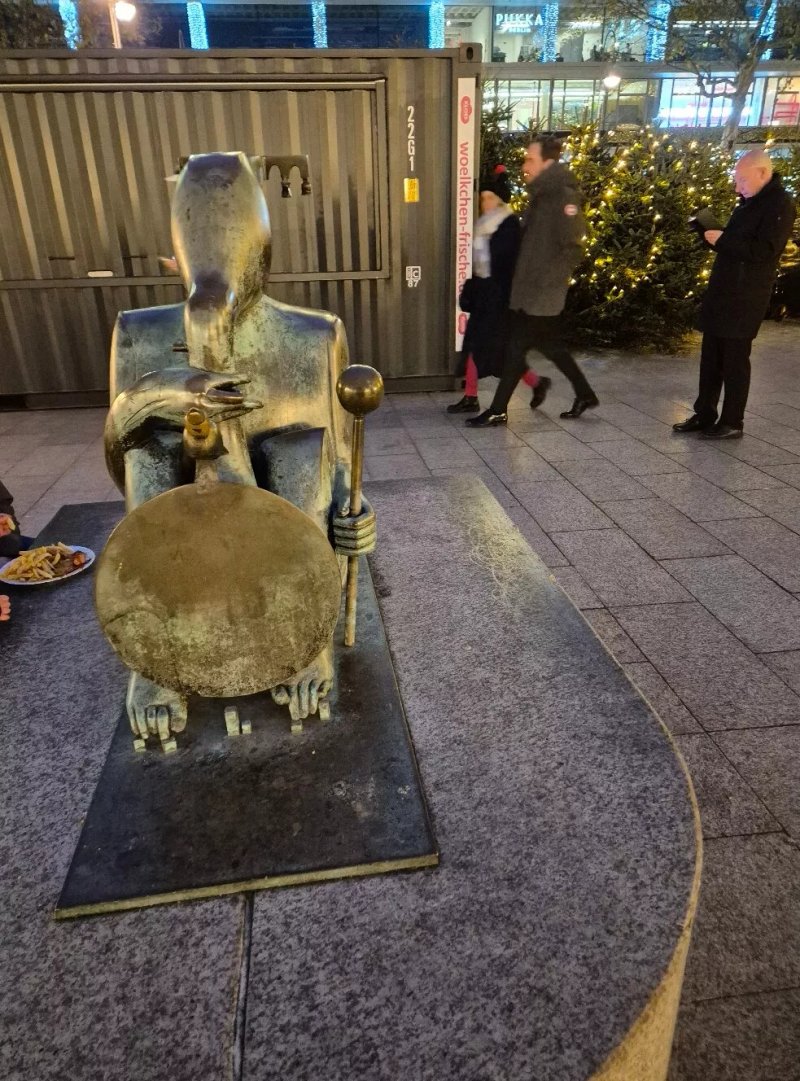 Breitscheidplatz Statue