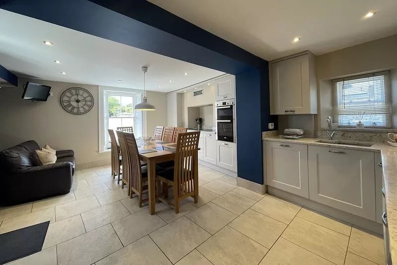 Bridge House -  a house that sleeps 8 guests  in 4 bedrooms
