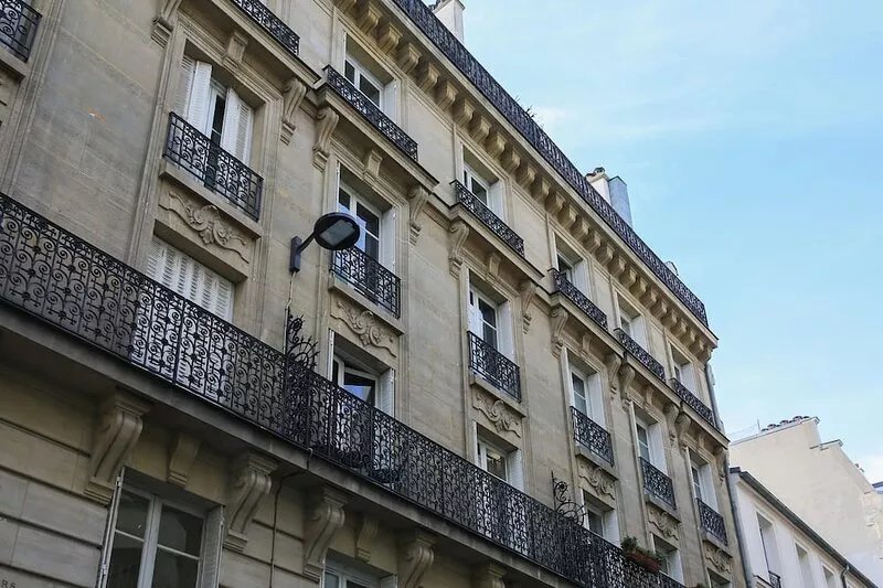 Luxury next to the Champs Elysées near Charles de Gaulle Etoile metro station