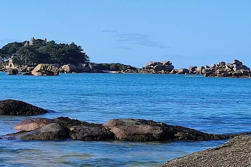 Huge House with Private Pool,Movie Lounge, Pizza Oven. 12k Dinan 30 mins beaches