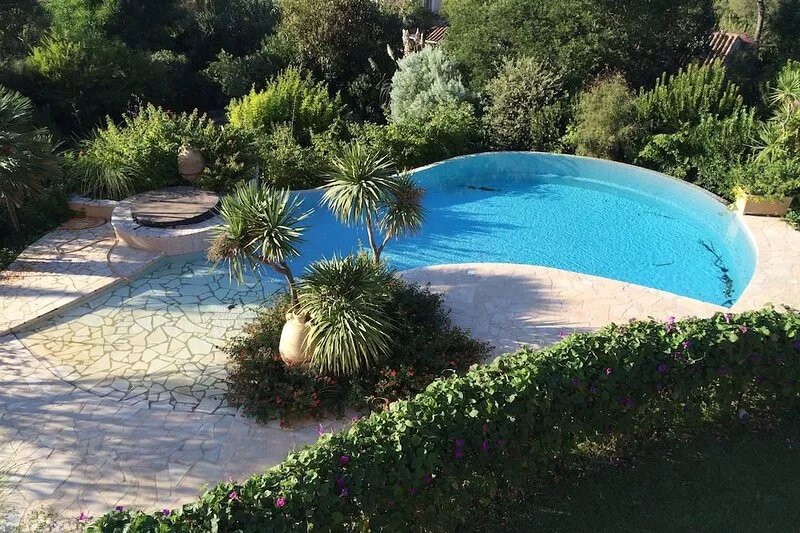Superb villa in Cap Benat domain, sea view, pool and close to private beaches.