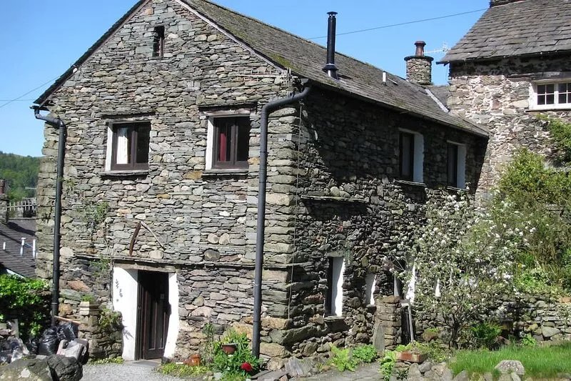 Lakeland Barn With Mountain Views