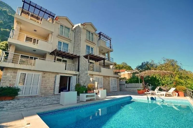 Comfort One-Bedroom with a Pool and Sea View