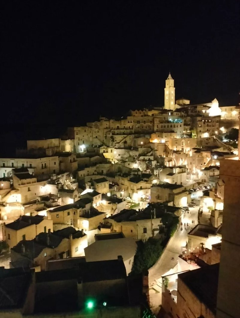 L' Abbraccio Dei Sassi