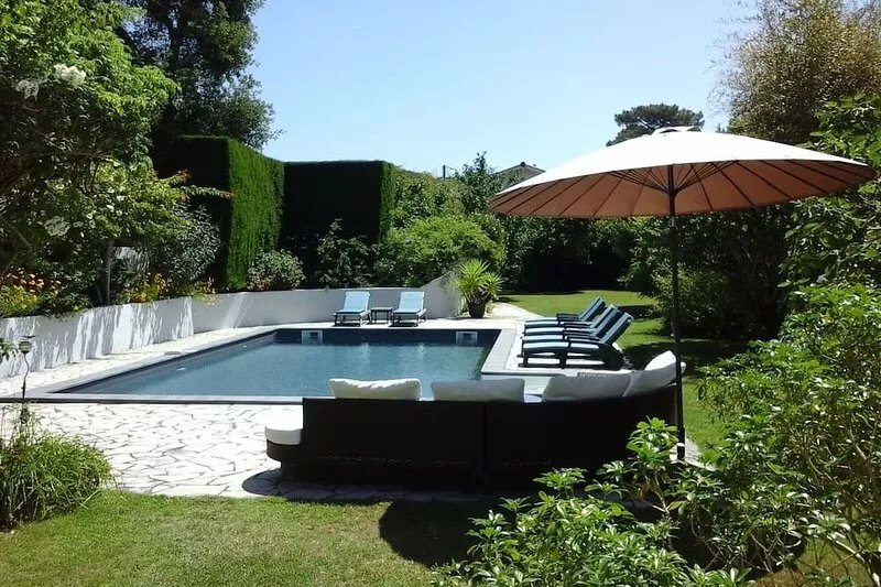 Villa with heated swimming pool and garden close to beaches and golf, quiet area