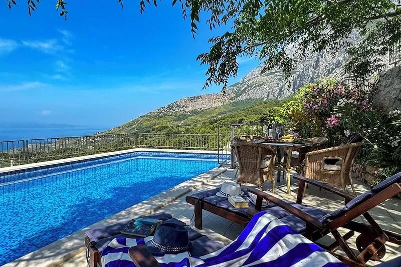 Charming stone house above Tučepi with pool, sea view, barbecue, wifi
