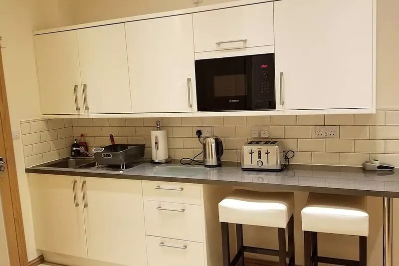 London Luxury 4 Bedroom with 4 On suite Bathrooms and Free Parking Close to Tube