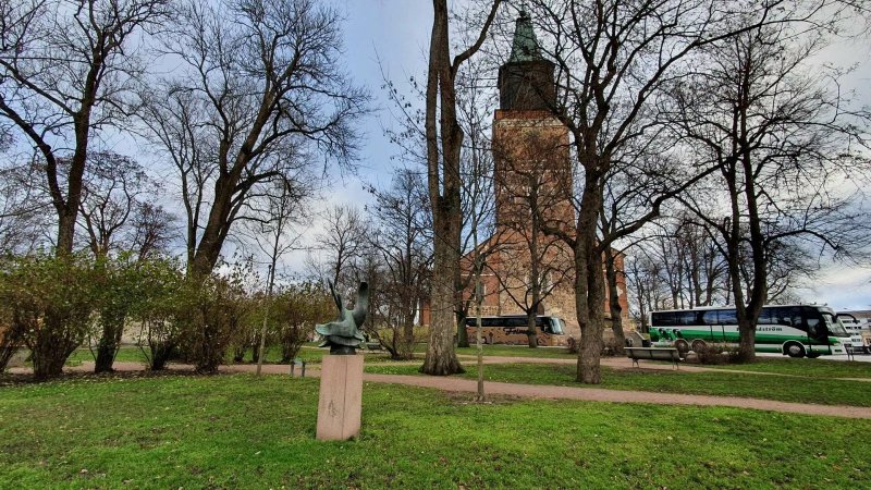 Upp I Den Heliga Svindlande Hojden Sculpture
