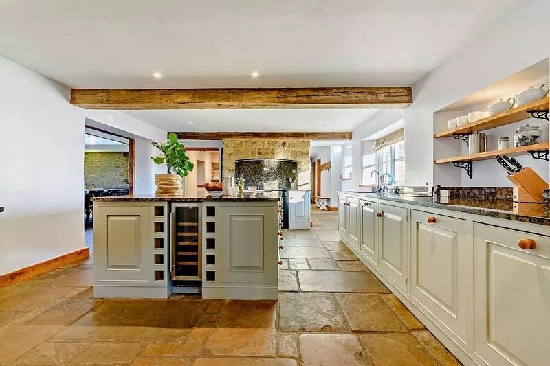 8 bedroom luxury holiday home in the Cotswolds with a hot tub - Stonewell