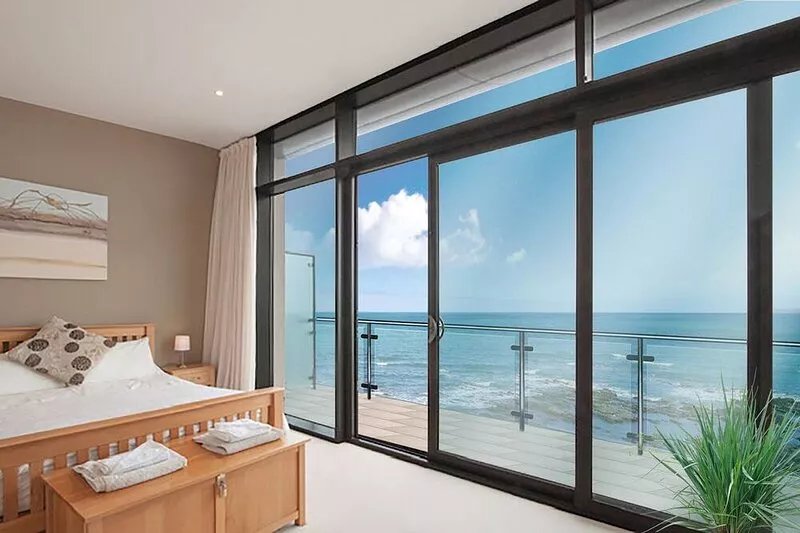 Only 1 of 2 flats in Horizon View offering top floor and 6 windows onto the sea