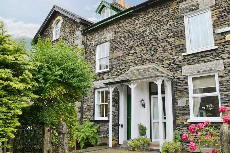 Located in a very popular part of Windermere with instant access to shops, pubs