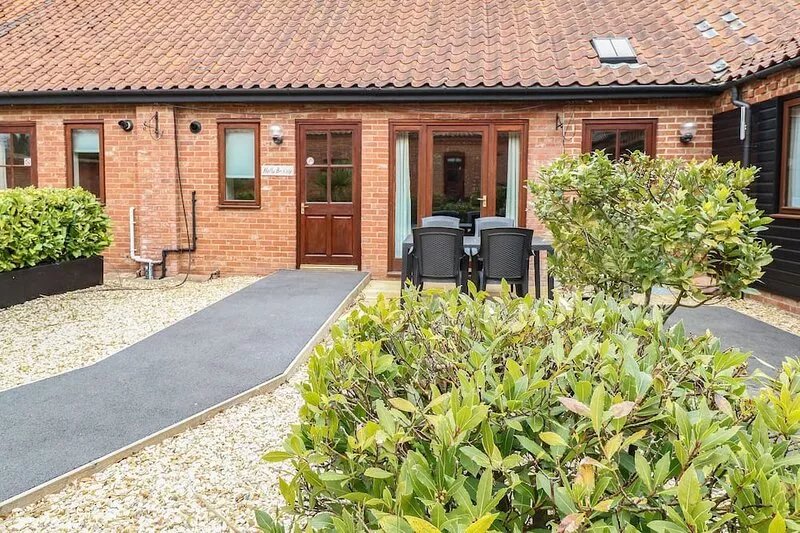 HOLLY BERRY, family friendly, with a garden in Wood Norton
