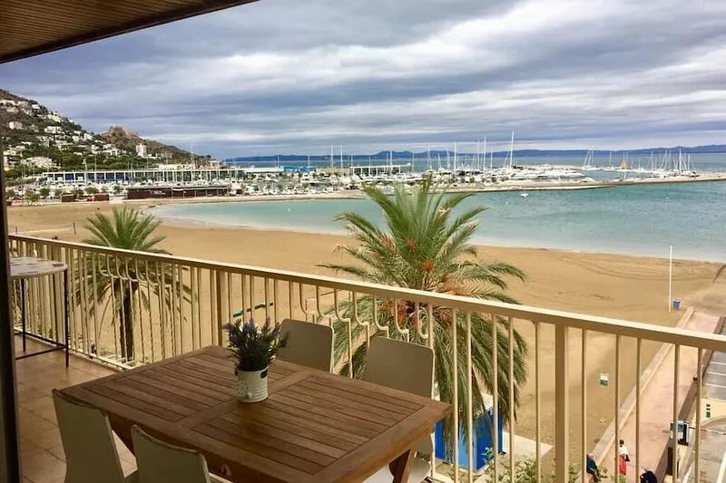 Spacious apartment facing the beach of Roses