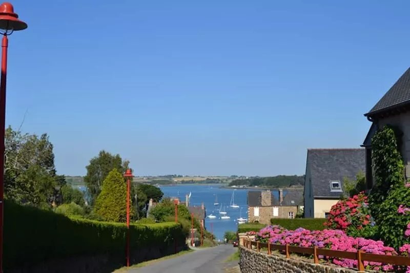 THE FEET IN WATER! AMAZING VIEWS!!! FACING THE SEA ACCESS BY PRIVATE WAY