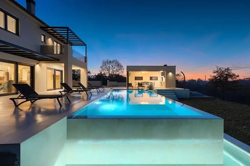 located in a splendid rural area, with a huge yard surrounded by idyllic nature