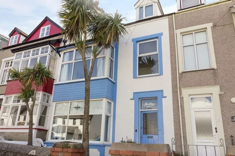 BEACHGETAWAY, pet friendly, with hot tub in Rhosneigr
