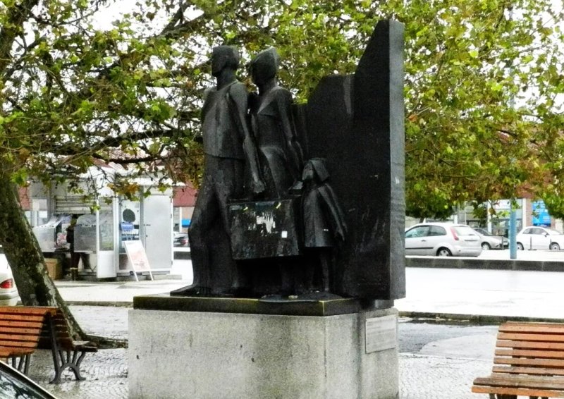 Grupo escultorico "Emigrante Portugues"