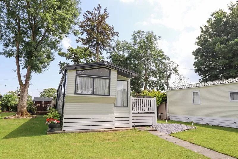 WOODLANDS LODGE, pet friendly, with a garden in Ruthin
