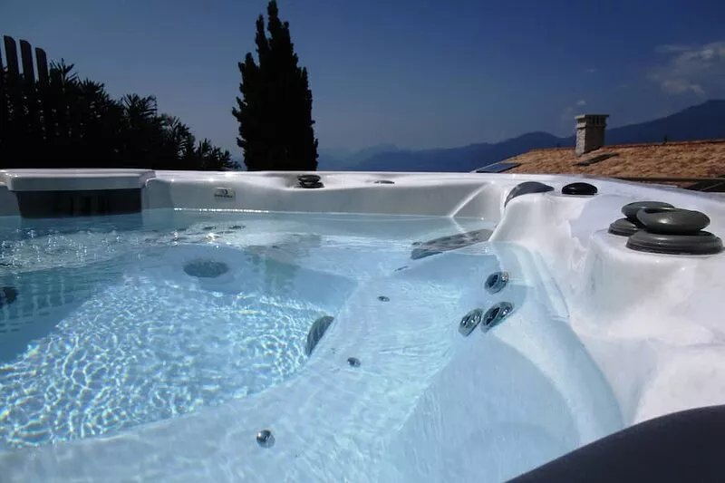 GREAT LAKE VIEW - PRIVATE GARDEN - JACUZZI