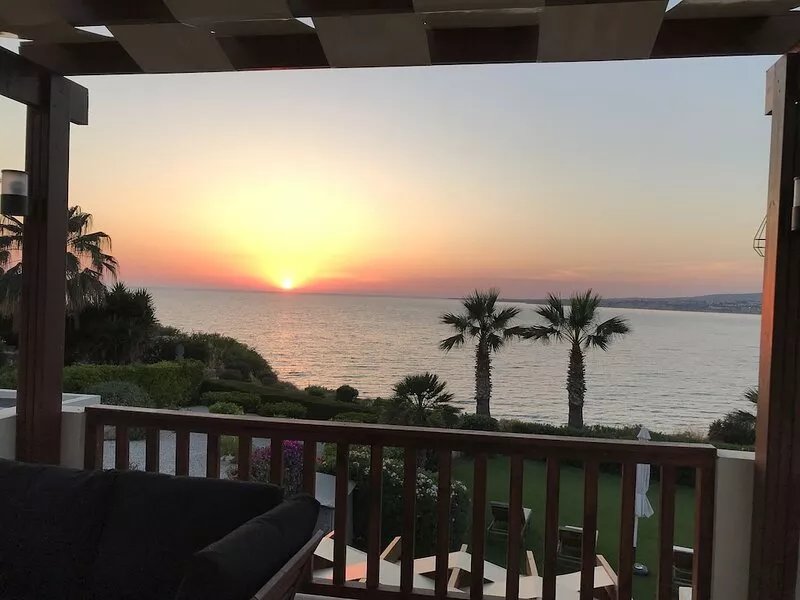 Stunning Seafront 2 Bedroom Villa with Private Pool