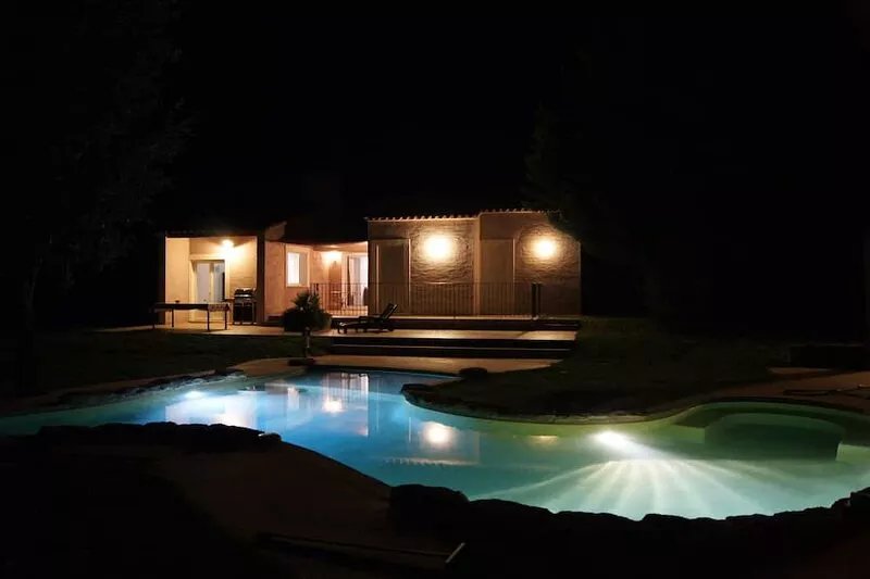 Stunning Luberon views, south facing villa, private pool, fully air conditioned.