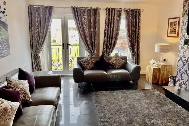 The Glynn, Portrush. Deluxe holiday home, 8 beds 12 guests 5 bedrooms.