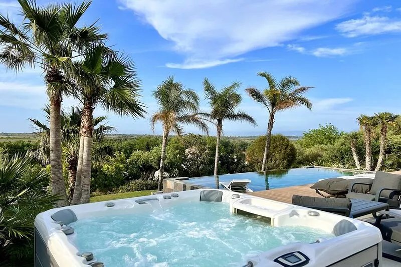 Luxurious villa with pool, jacuzzi and exceptional view! 5 minutes from the