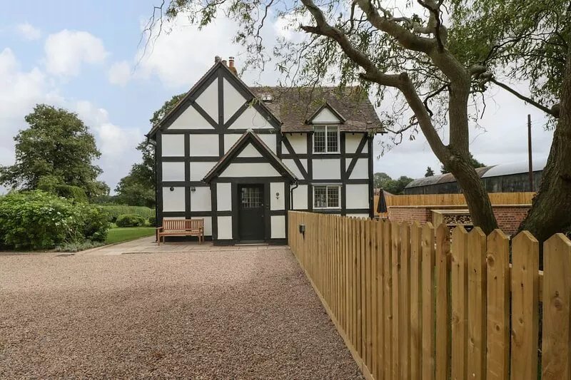 LAVENDER COTTAGE, pet friendly, luxury holiday cottage in Malvern