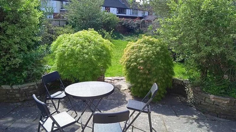 Large House & Parking - Excellent Transport Links