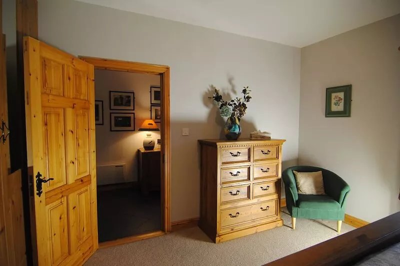 Magnificent 5 Bedroom House Fronting Onto Shoreline with Wifi