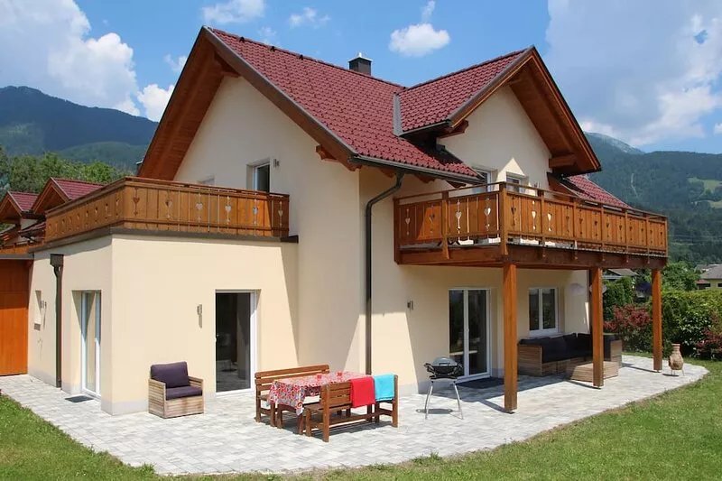 Detached, spacious villa (180m2) right on the ski slope and swimming pool