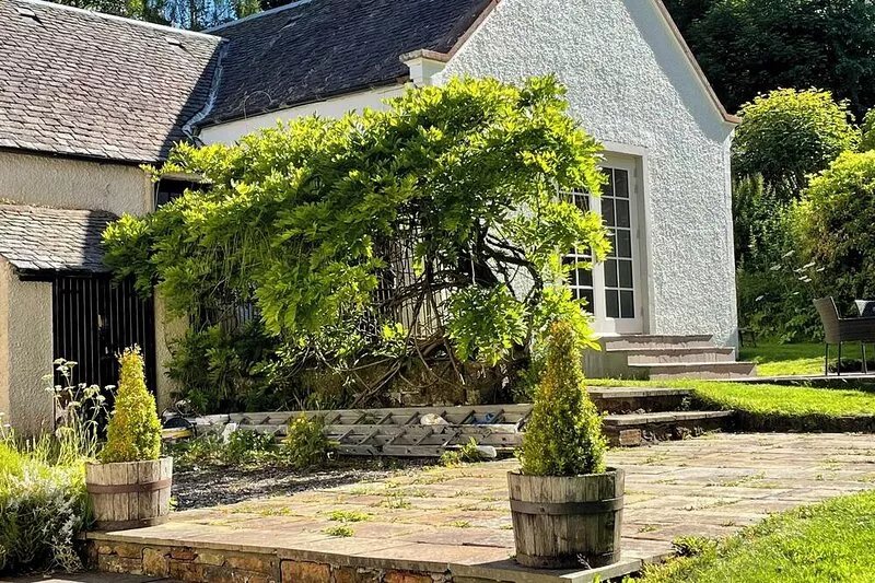 Charming cottage in picturesque rural setting